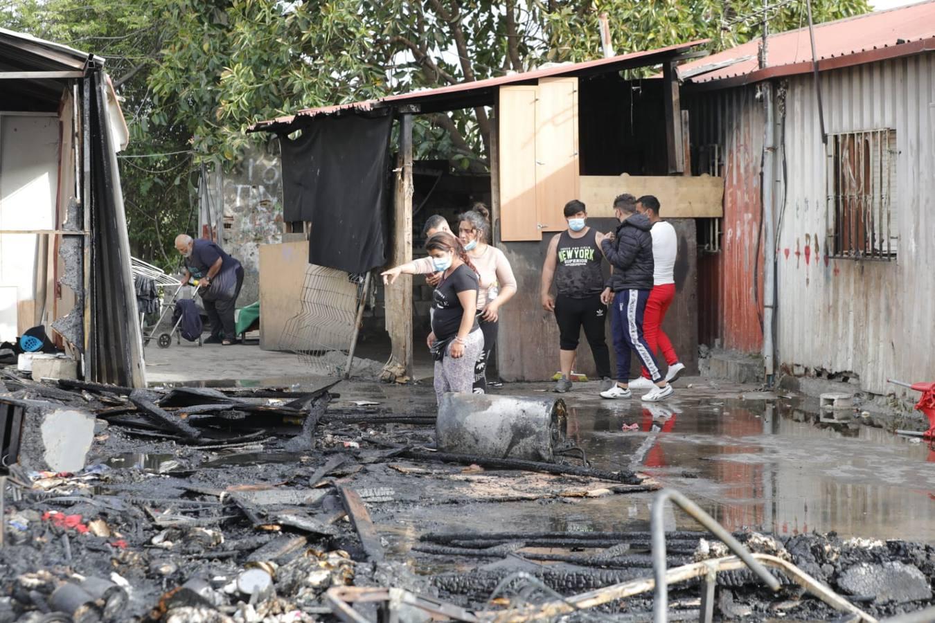 Incendio en Sevilla de una chabola del Vacie, en imágenes