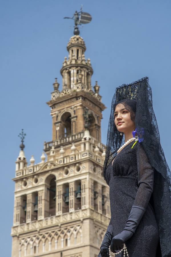 Modelos de mantilla por el Centro de Sevilla