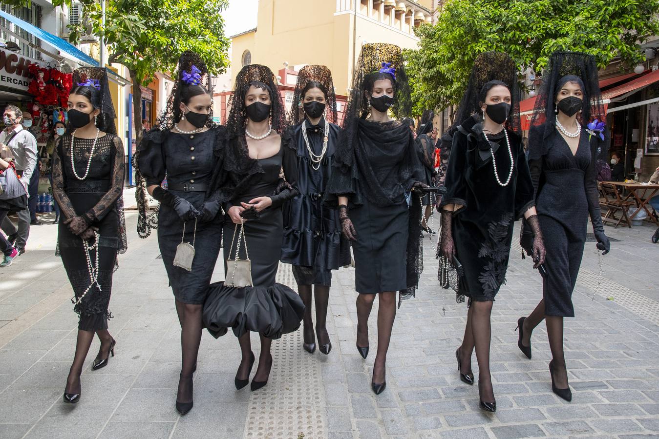 Modelos de mantilla por el Centro de Sevilla