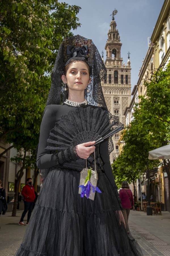 Modelos de mantilla por el Centro de Sevilla