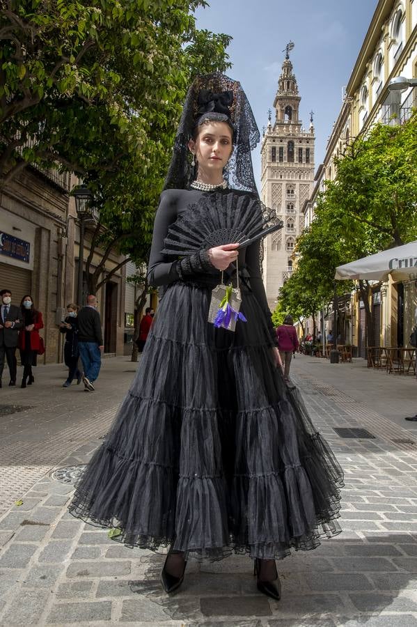 Modelos de mantilla por el Centro de Sevilla