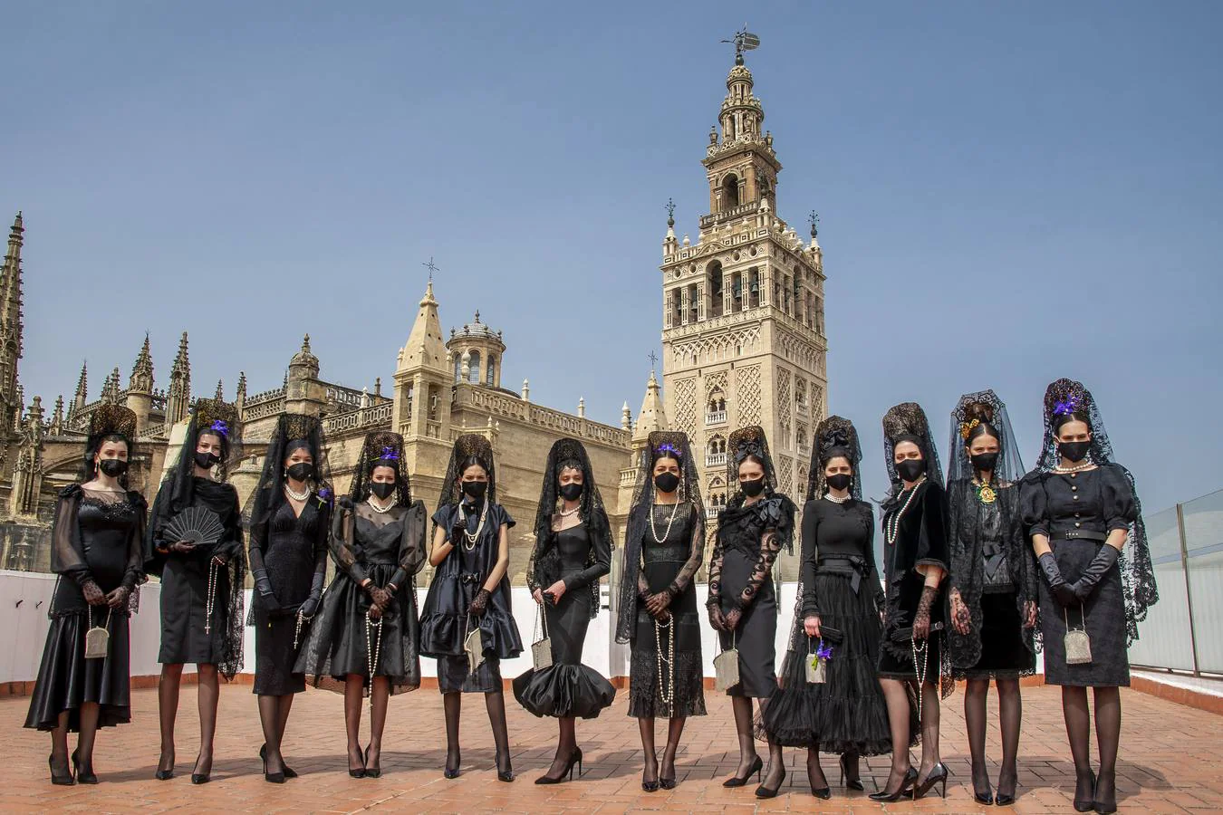 Modelos de mantilla se pasean por el Centro de Sevilla para reivindicar su uso