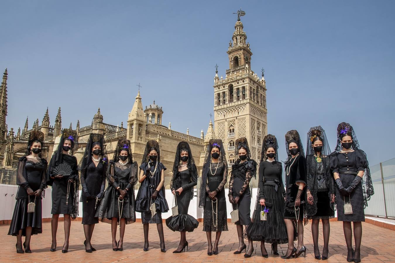 Modelos de mantilla por el Centro de Sevilla