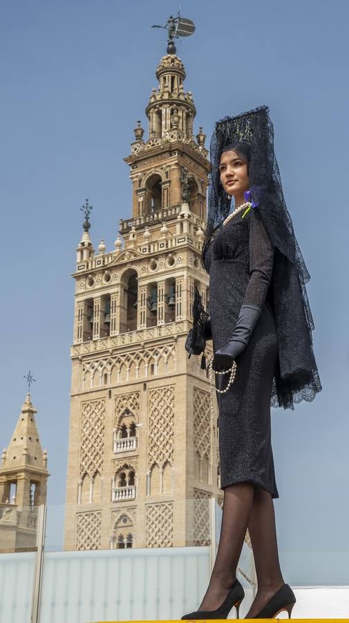 Modelos de mantilla por el Centro de Sevilla