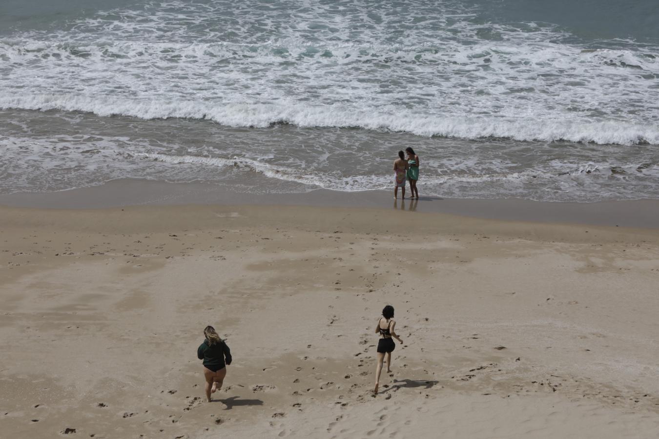 Las bellas imágenes que ha dejado en Cádiz una de las mareas más grandes del año