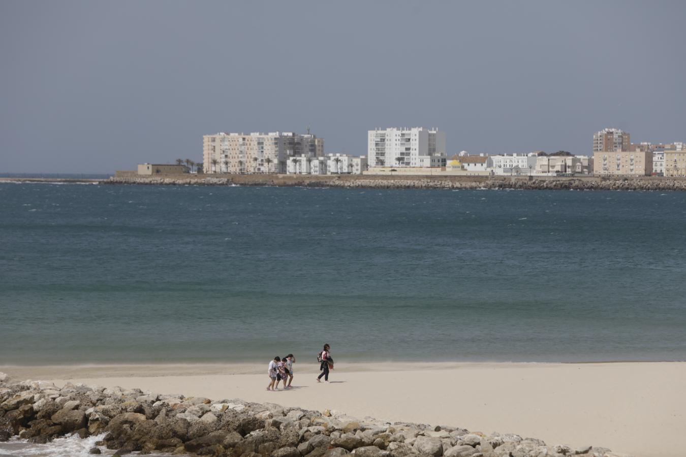 Las bellas imágenes que ha dejado en Cádiz una de las mareas más grandes del año