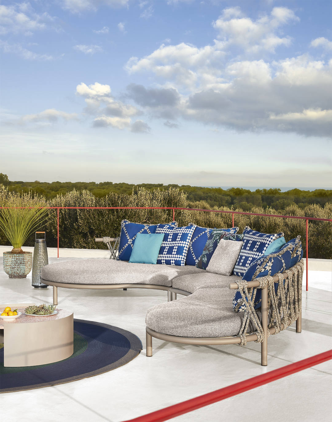 El sofá Trampoline, de Cassina, otorga movimiento y distinción a los espacios exteriores. Está fabricado con materiales reciclados y sostenibles, y diseñado por Patricia Urquiola (4.265€).. 