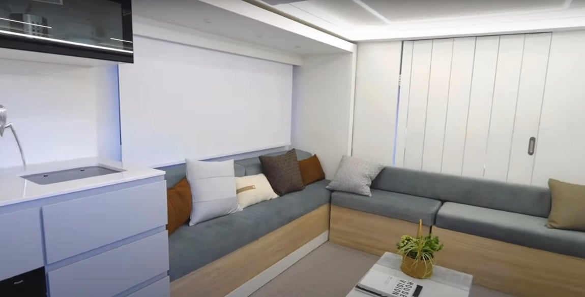 La autocaravana de lujo que triunfa en China. La paleta de color se presenta en neutros que le aportan un acabado confortable y sencillo a la vez que elegante. Tampoco falta una cuidada iluminación con luces LED en todos los rincones.