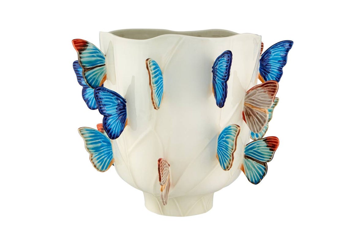 La modelo alemana Claudia Schiffer es aficionada a la decoración. Por eso no dudó en aceptar la propuesta de Bordallo Pinheiro para diseñar una línea de productos, en la que se incluye este jarrón con mariposas (525€).. 