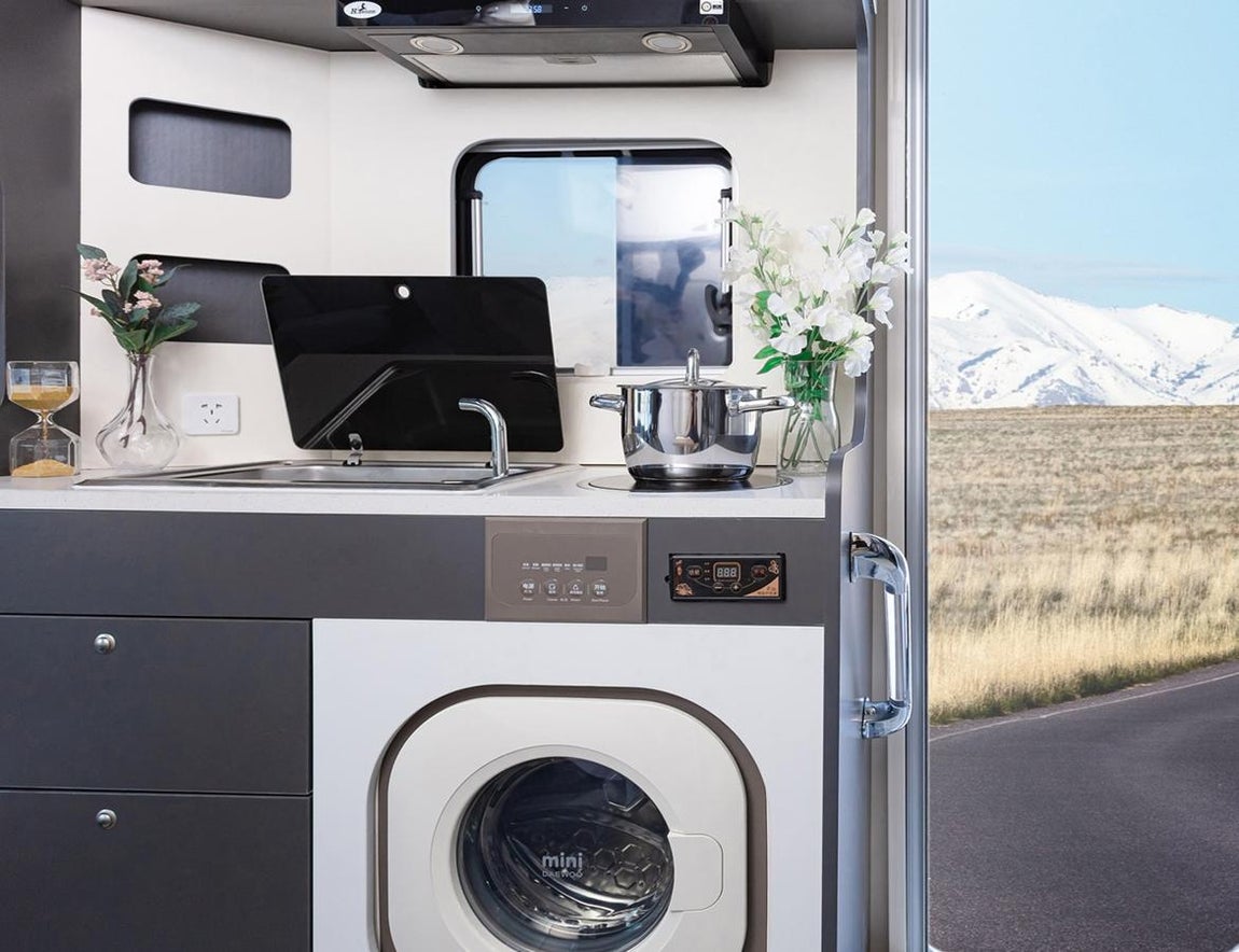 La autocaravana de lujo que triunfa en China. Por otro lado, detrás de la rueda trasera hay habilitada una zona de cocina extraíble que permite que se monta un campamento exterior ligado a la autocaravana.