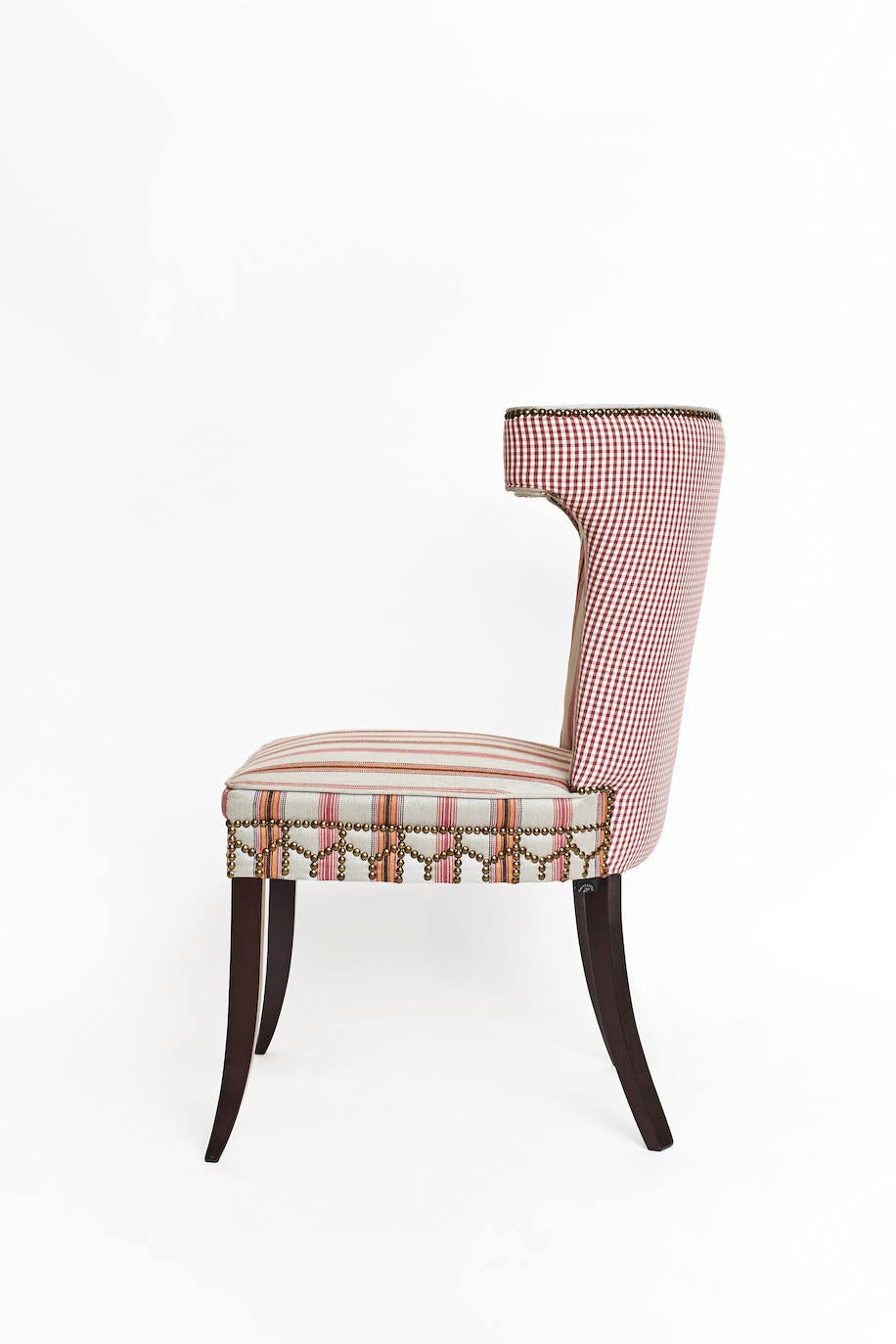 Un comedor puede cambiar radicalmente solo con las sillas. Estas, tapizadas en rosa en lino de algodón a rayas y estampado vichy, son del modelo Napoleón, de Indietro (780€).. 