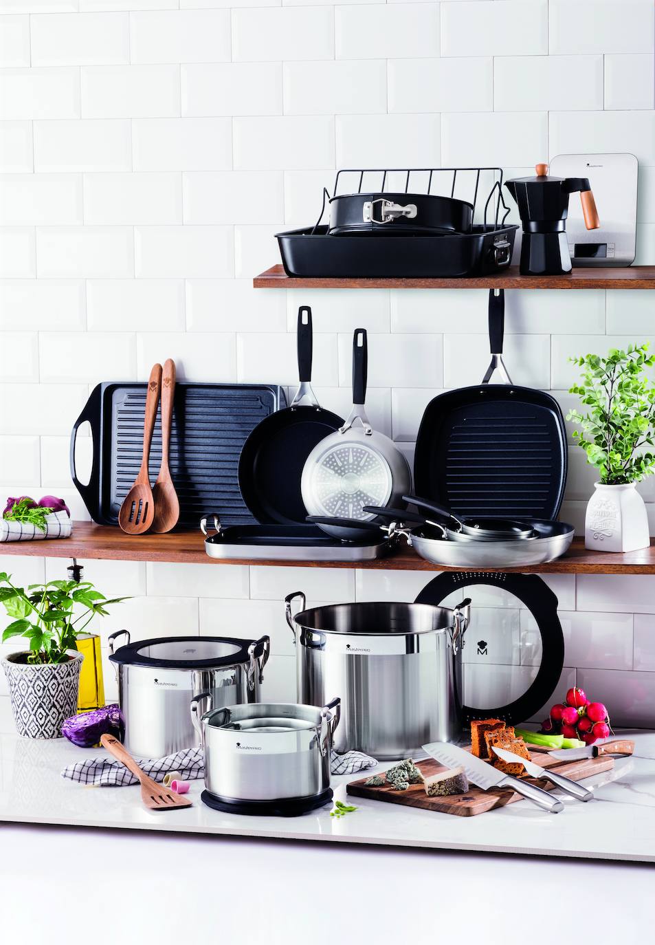 Cocinamos más que nunca, así que es un buen momento para renovar el menaje y apostar por materiales de calidad y gran resistencia. Este es de Masterpro, apto para inducción (278,85€ el conjunto de la foto).. 