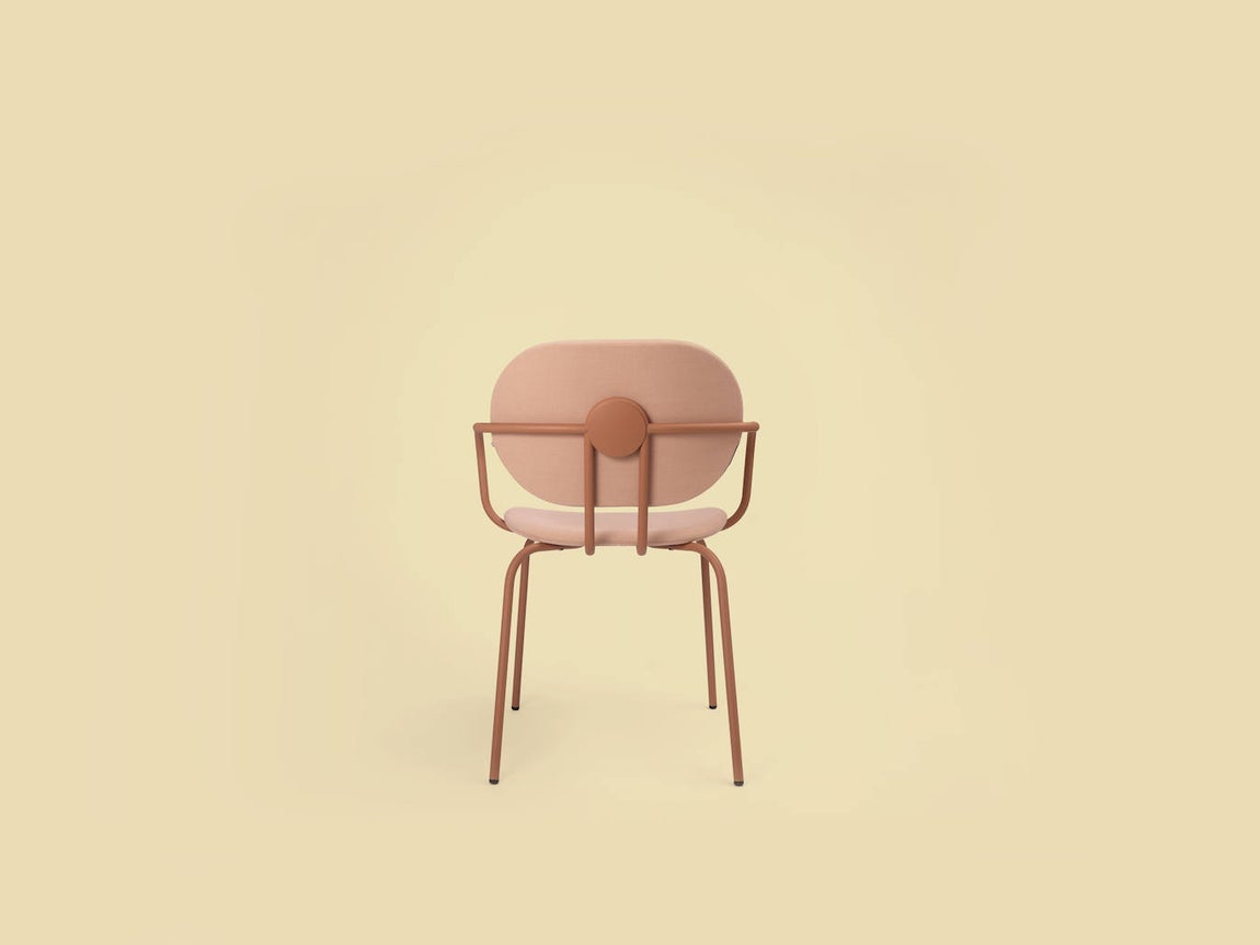 Una silla bonita cambia todo un ambiente, y en la mesa de trabajo o despacho en casa es absolutamente clave. Esta, en color rosa y estética industrial, es de la colección Home Office de Ondarreta, diseñada por Estudillac (363€).. 