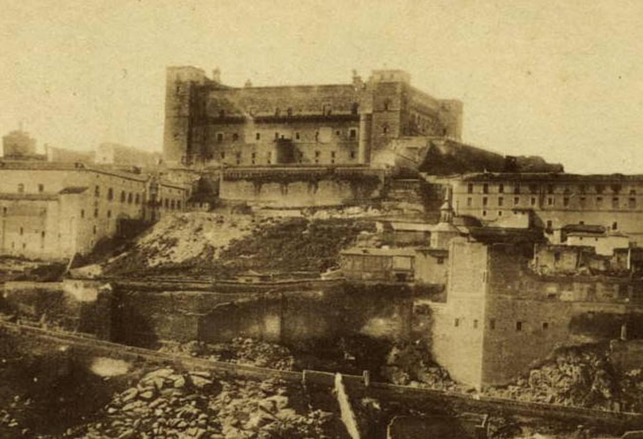 Fragmento de una vista estereoscópica de Joseph Carpentier realizada en 1856. Sobre la línea de la muralla, el Pradito o cementerio de la Santa Caridad. A la derecha, los restos de la gran capilla del convento del Carmen Calzado, destruido en 1809. Archivo Municipal de Toledo.. 