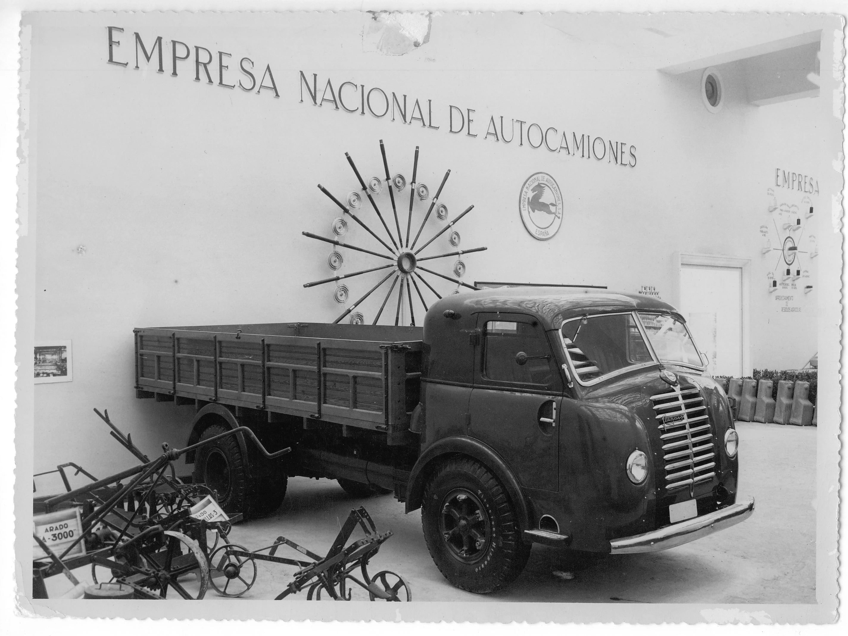 El primer Pegaso 'Mofletes' de 1946. Hasta la creación de la fábrica de Madrid, ENASA producía en Barcelona, en las  instalaciones y proyectos adquiridos de Hispano Suiza, la única superviviente de toda la  industria nacional del automóvil tras la Guerra Civil española. De allí salieron el Pegaso  I y el Pegaso II, ya con motor diésel Z-202, que heredaban la moderna cabina chata del  Hispano-Suiza 66-D. Este diseño tan peculiar les dio el sobrenombre de “mofletes” e  hizo que durante muchos años a cualquier camión con la cabina adelantada se le  llamara “de tipo Pegaso”. Sus prestaciones eran de récord para la época: su peso  máximo autorizado, con remolque, era de 26.500 kilos; y era capaz de subir pendientes  de hasta el 14%. Y todo ello, con un bajo consumo, gracias a la inyección directa de  Bosch. Ambos llevaban el volante a la derecha para mejorar la visibilidad de la cuneta,  ya que los camiones tenían prohibido adelantar. En 1951 nace la primera cabeza  tractora de la marca y de esa época es también el primer autocar monocasco de la  marca y los autobuses con motor delantero diésel.