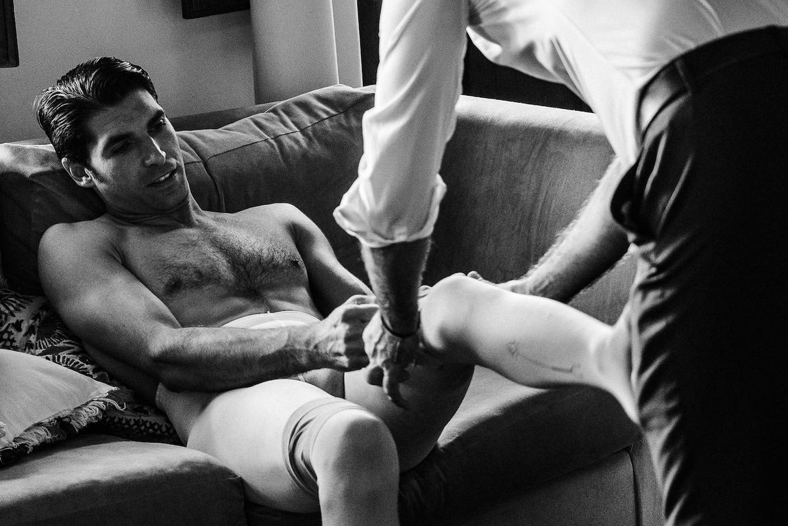 Cayetano y el rito sacro de vestirse. En el Recreo de San Cayetano, en cuyos jardines reposan las cenizas de su abuelo Antonio Ordóñez y Orson Welles, Cayetano Rivera Ordóñez se viste de luces en una tarde goyesca de Ronda. Dice el autor de la fotografía, Joserra Lozano, que el dinástico torero representa «la raza» y que «su mirada penetrante es de una belleza salvaje»