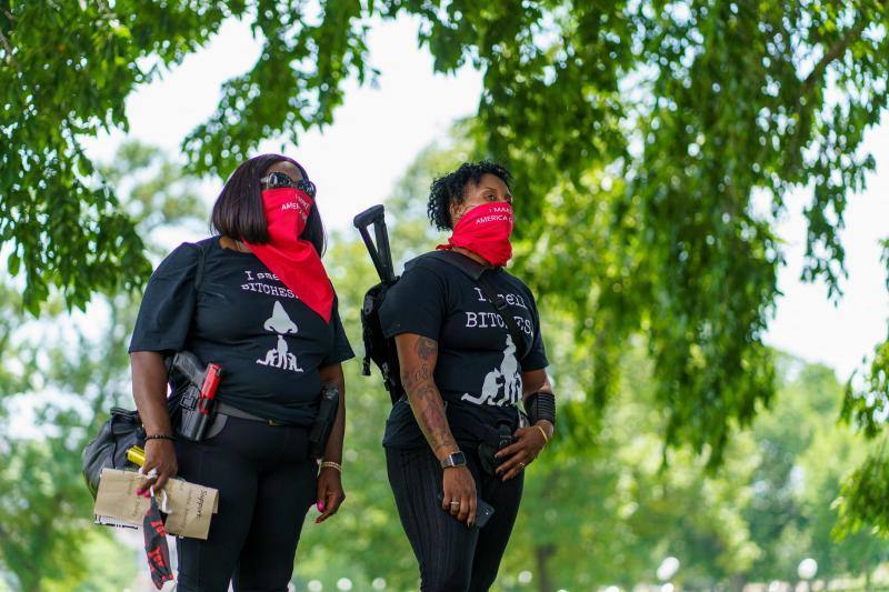 Kimberly Handy Jones y Marea Perry, frente al Capitolio estatal antes de los discursos de un 'Cuatro de Julio Negro'. 