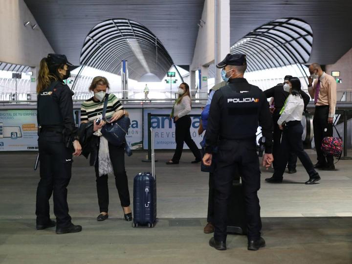Agentes de la Policía Nacional realizan un control a los viajeros de tren en Santa Justa