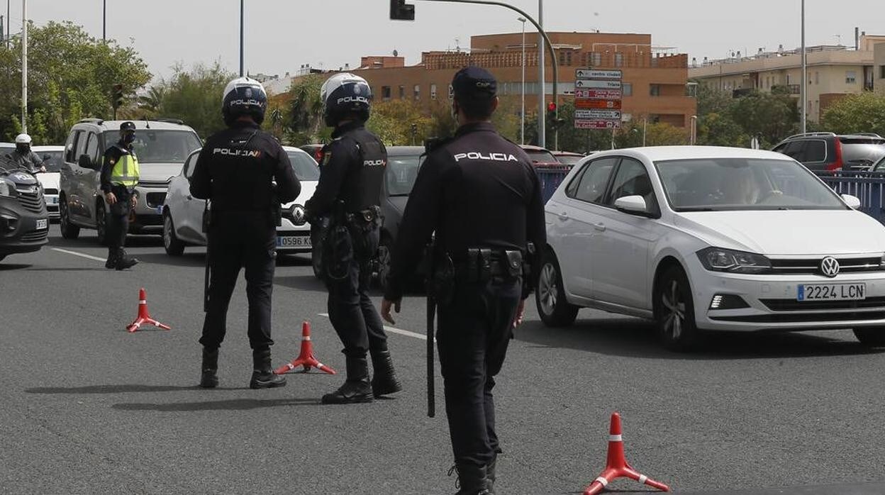 En imágenes, control policial a la salida de Sevilla