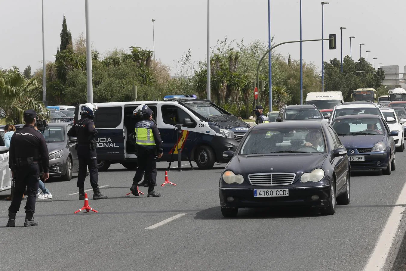 Control policial a la salida de Sevilla