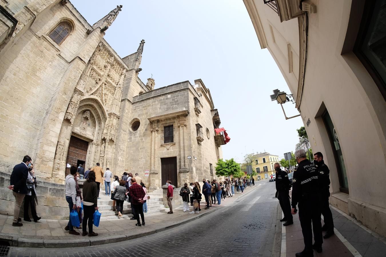 Aglomeraciones en la iglesia de Santiago en Jerez para ver al Cristo del Prendimiento