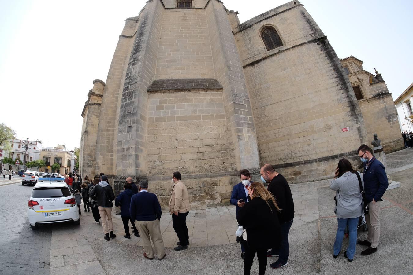 Aglomeraciones en la iglesia de Santiago en Jerez para ver al Cristo del Prendimiento