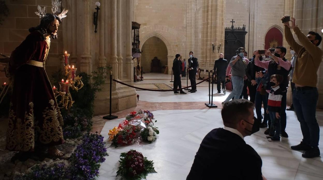 Aglomeraciones en la iglesia de Santiago en Jerez para ver al Cristo del Prendimiento