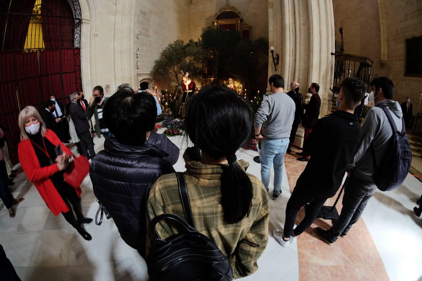 Aglomeraciones en la iglesia de Santiago en Jerez para ver al Cristo del Prendimiento