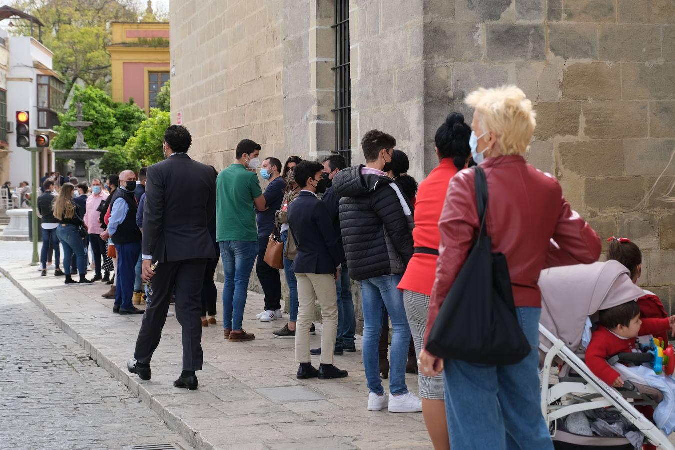 Aglomeraciones en la iglesia de Santiago en Jerez para ver al Cristo del Prendimiento