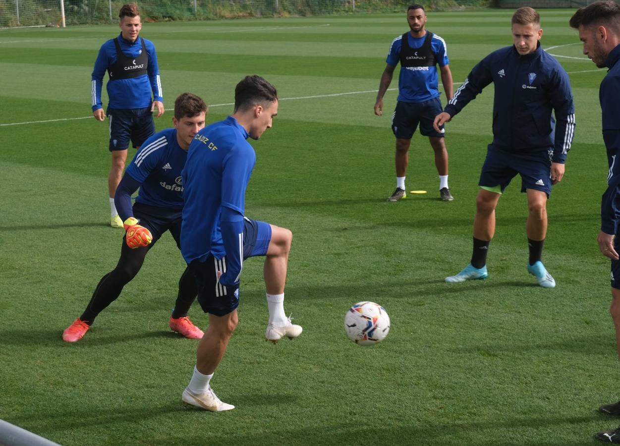 FOTOS: Akapo, la novedad en el entrenamiento del Cádiz CF