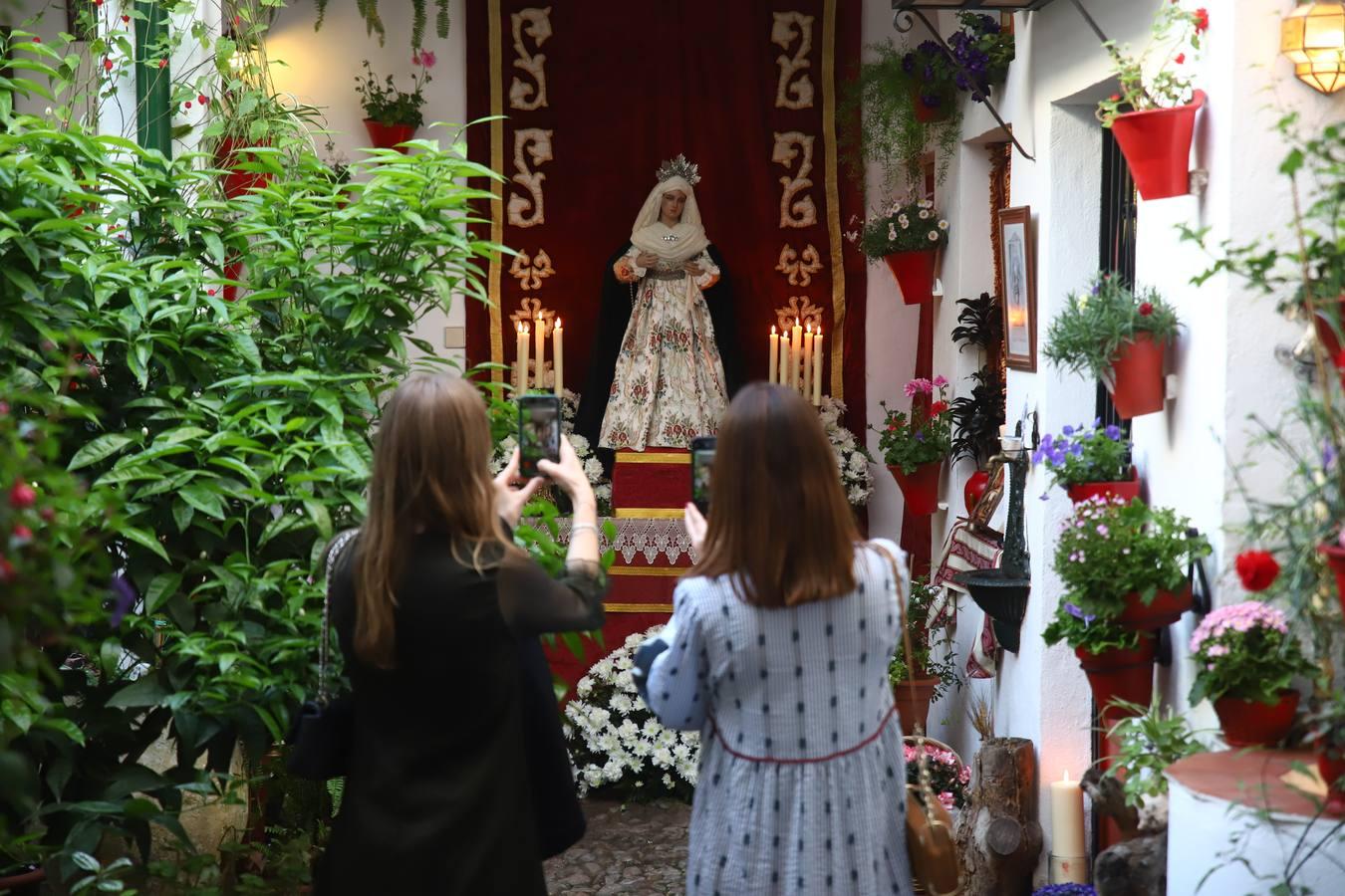 Los Patios de Córdoba del Jueves Santo, en imágenes