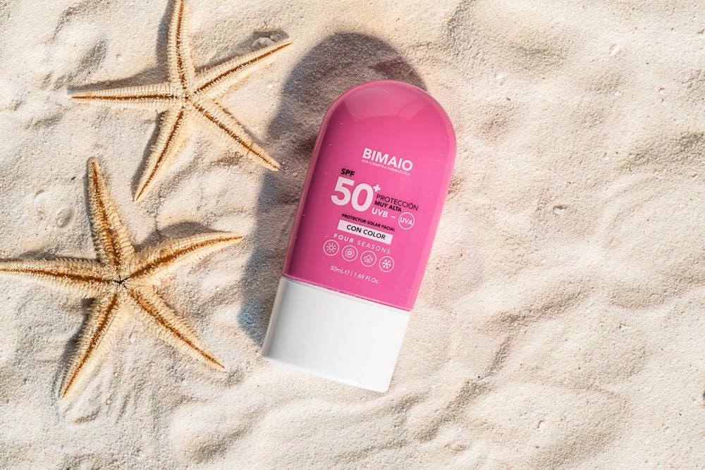 Protector solar Four Seasons SPF50+ con color de Bimaio. Crema protectora con textura en gel para una aplicación diaria con SPF 50+. Protege de la exposición solar y de los daños que la polución causa en la piel dejando una piel lisa y un acabado sin imperfecciones. Indicada para todas las pieles y especialmente las deshidratadas. (15,90 €)