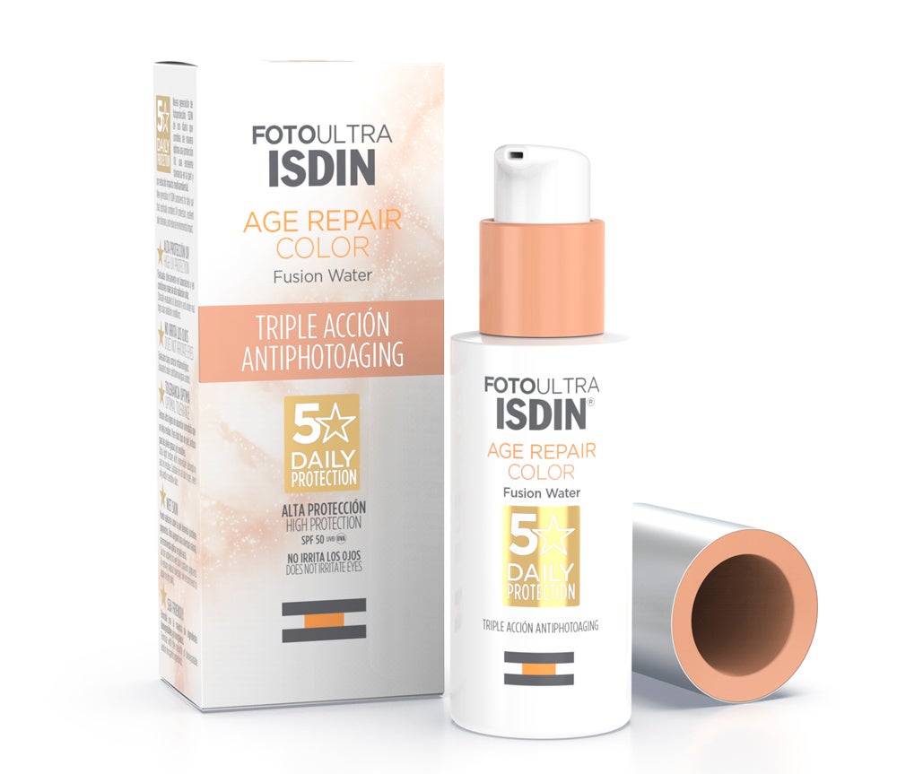 Fotoprotector Age Repair Color de Isdin. Fotoprotector facial de fase acuosa y textura ultraligera que protege la piel tanto del sol, como la polución y el daño oxidativo que esta causa, repara el daño solar acumulado a nivel celular, y revierte el fotoenvejecimiento, favoreciendo la estimulación de la síntesis propia de Coenzcima Q10, mejorando la luminosidad y promoviendo la producción de colágeno. Aporta, además, una cobertura natural, que unifica el tono, disimula imperfecciones y aporta buena cara. (28,50 €).