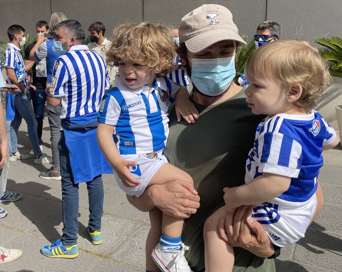 En imágenes, aficionados del Athletic y la Real Sociedad por las calles de Sevilla