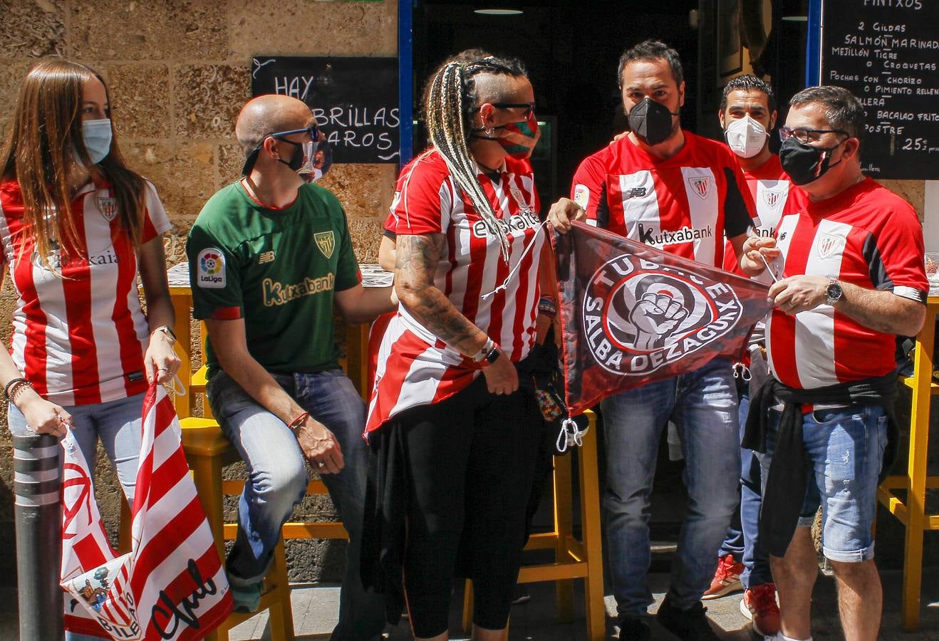 En imágenes, aficionados del Athletic y la Real Sociedad por las calles de Sevilla