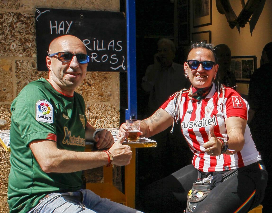 En imágenes, aficionados del Athletic y la Real Sociedad por las calles de Sevilla