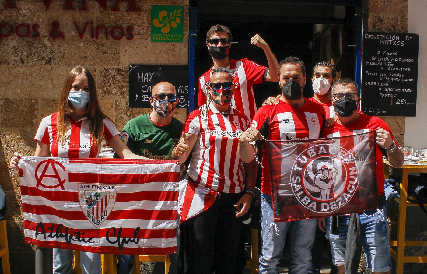 En imágenes, aficionados del Athletic y la Real Sociedad por las calles de Sevilla