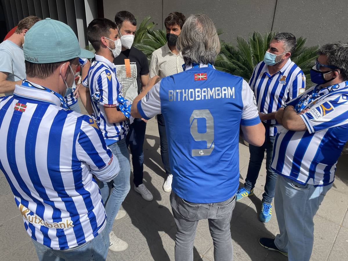 En imágenes, aficionados del Athletic y la Real Sociedad por las calles de Sevilla