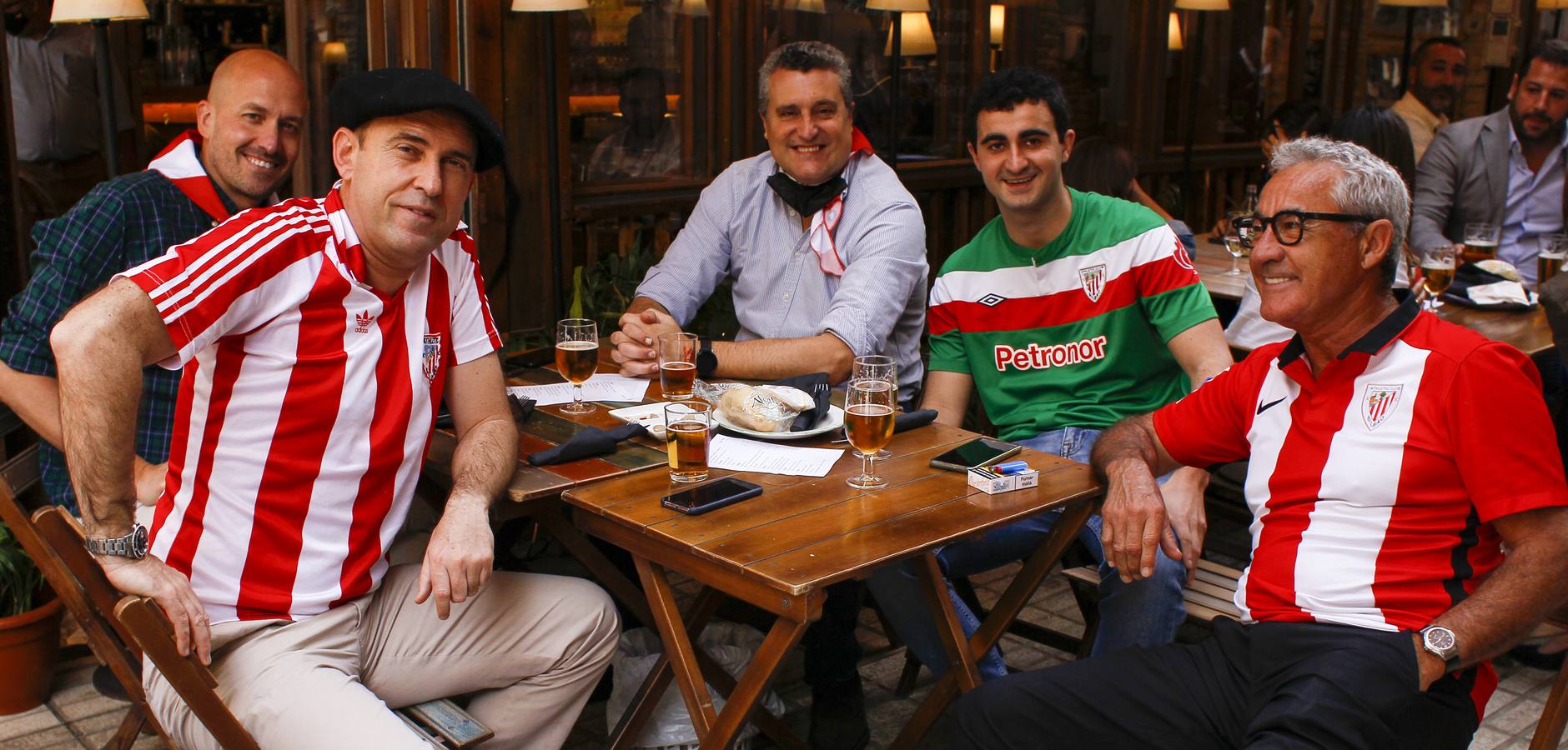 En imágenes, aficionados del Athletic y la Real Sociedad por las calles de Sevilla