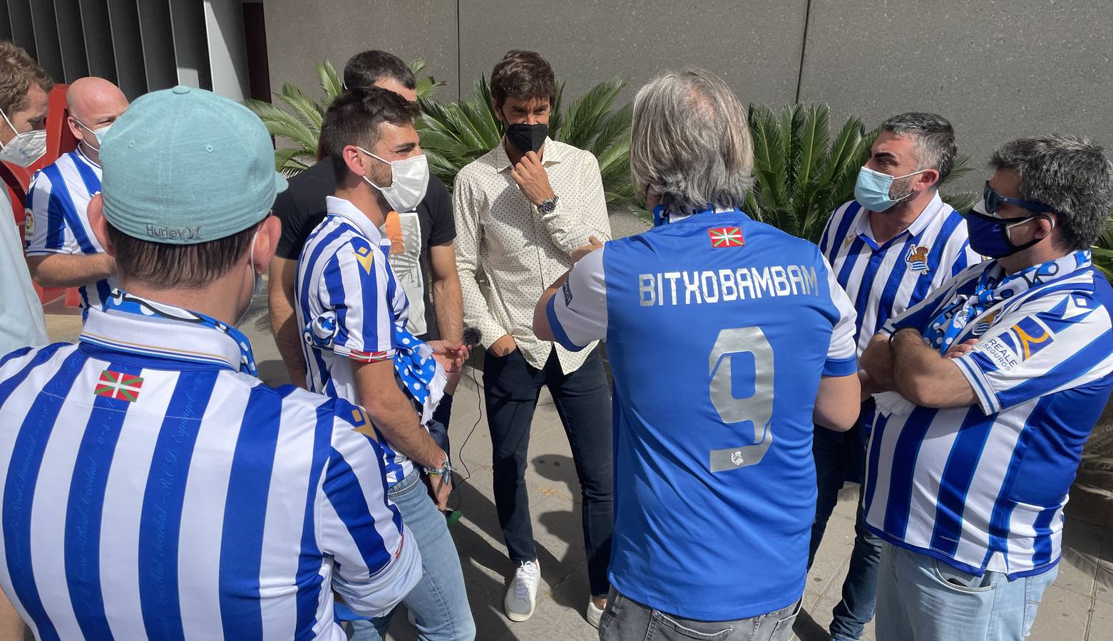 En imágenes, aficionados del Athletic y la Real Sociedad por las calles de Sevilla