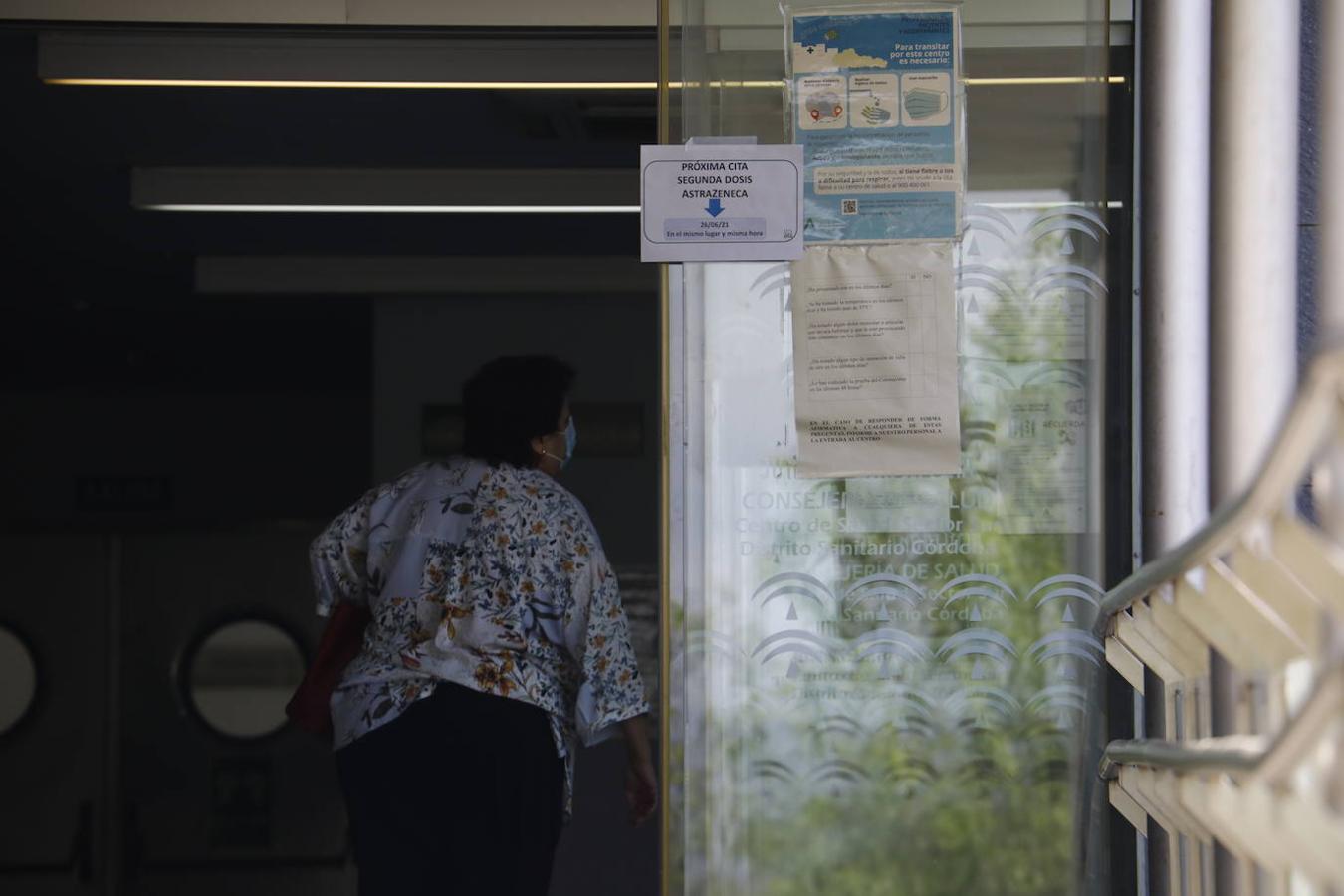 La vacunación con AstraZeneca en el centro de salud del Sector Sur de Córdoba, en imágenes