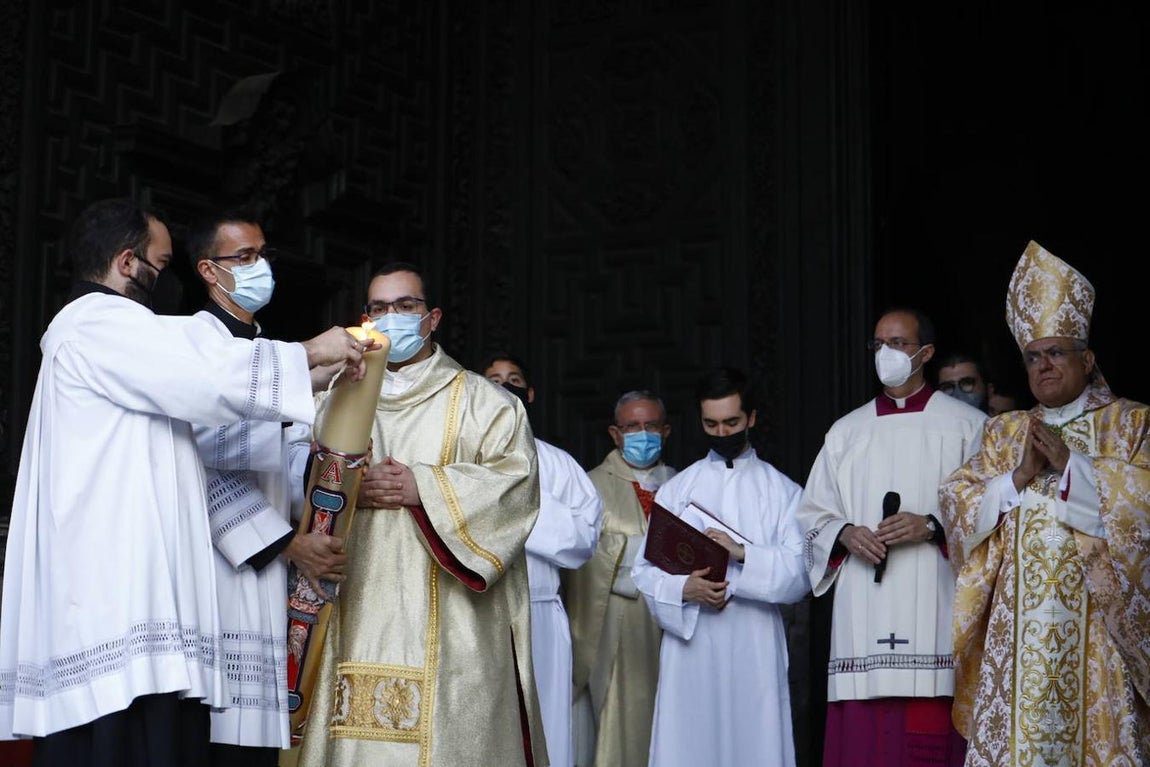La Vigilia Pascual en la Catedral de Córdoba, en imágenes