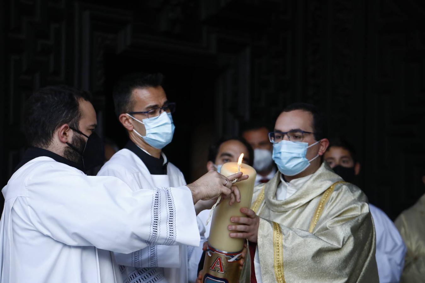 La Vigilia Pascual en la Catedral de Córdoba, en imágenes