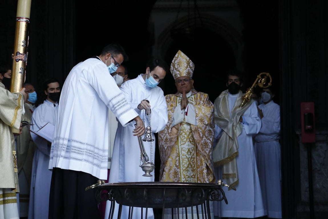La Vigilia Pascual en la Catedral de Córdoba, en imágenes