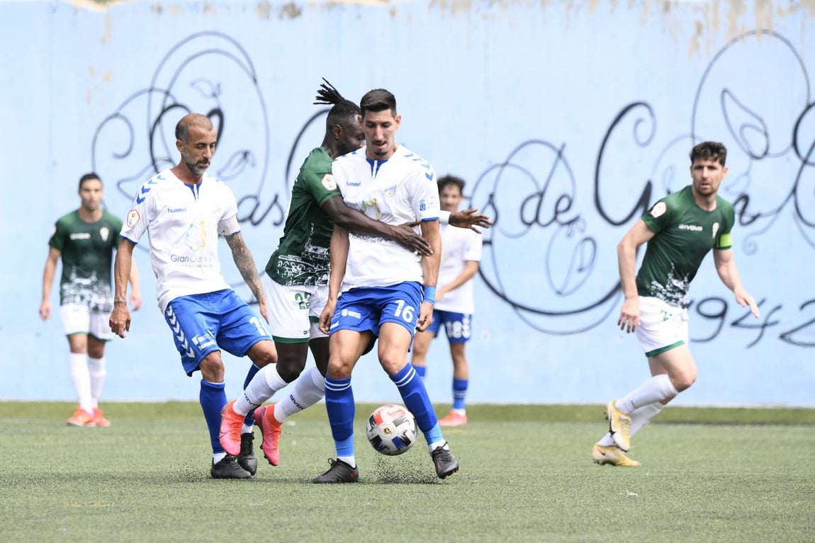 Las mejores imágenes del gol y el penalti en el Tamaraceite - Córdoba CF