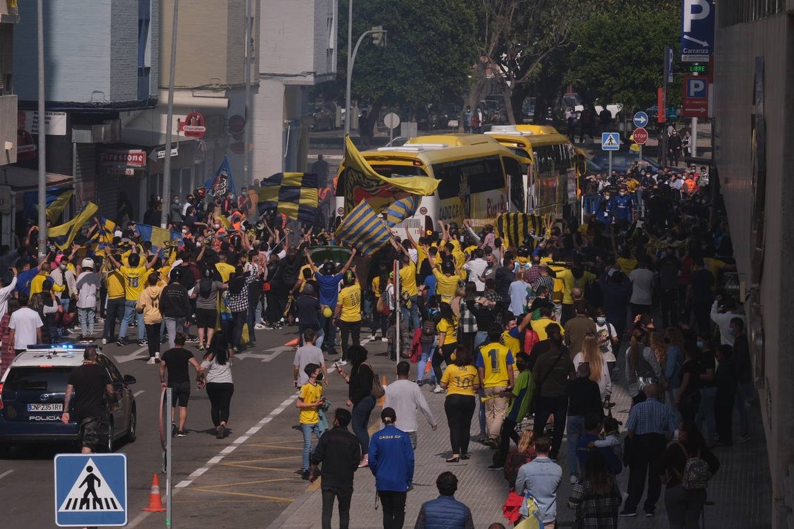 FOTOS: El Cádiz, arropado por su afición al llegar a Carranza
