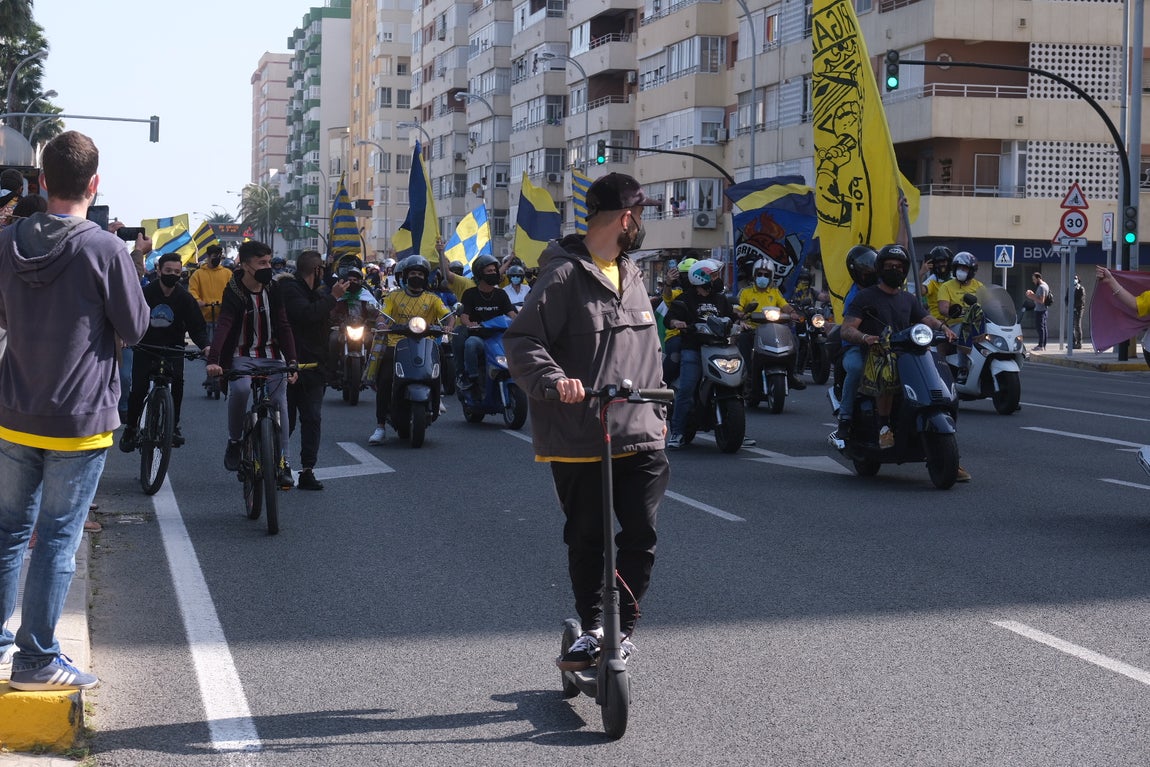 FOTOS: El Cádiz, arropado por su afición al llegar a Carranza