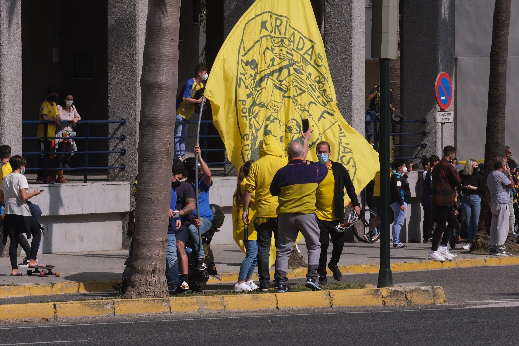 FOTOS: El Cádiz, arropado por su afición al llegar a Carranza