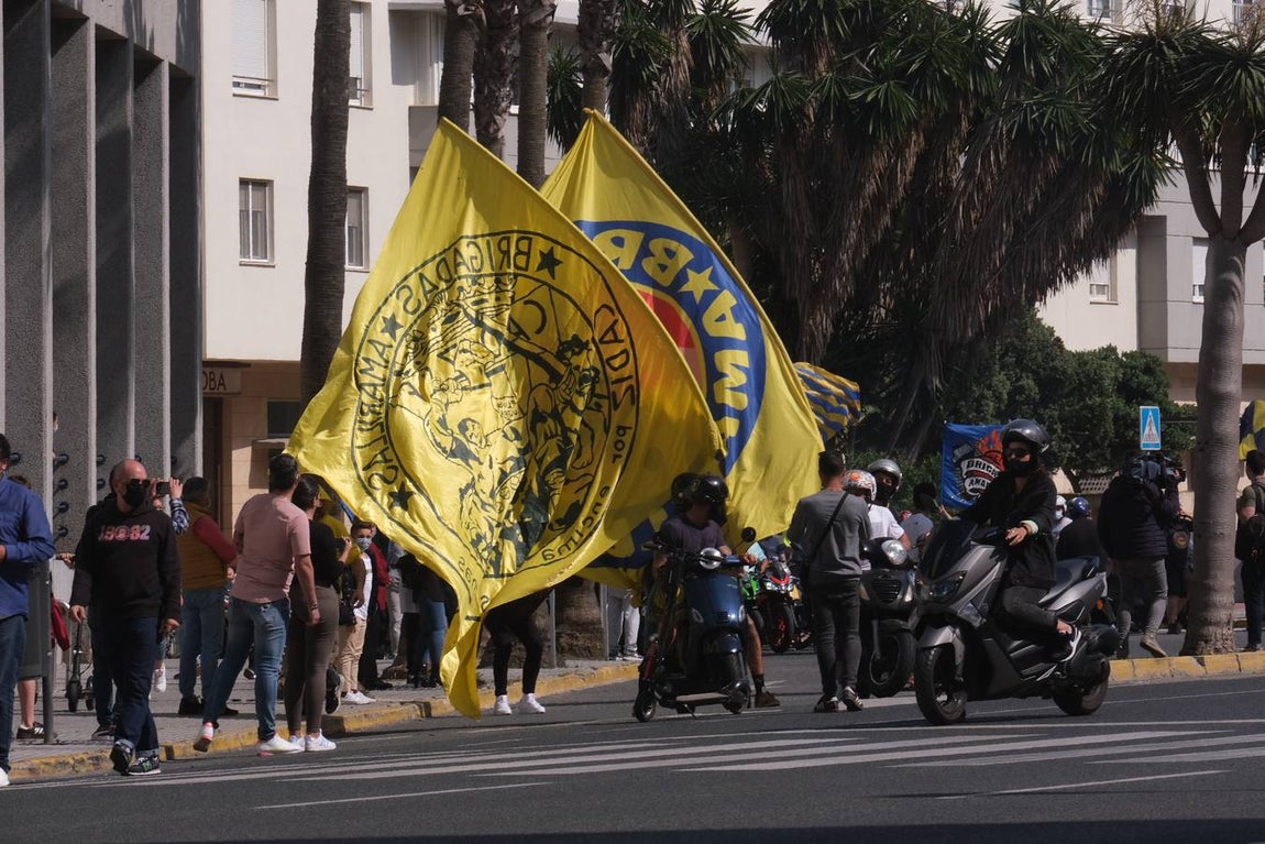 FOTOS: El Cádiz, arropado por su afición al llegar a Carranza