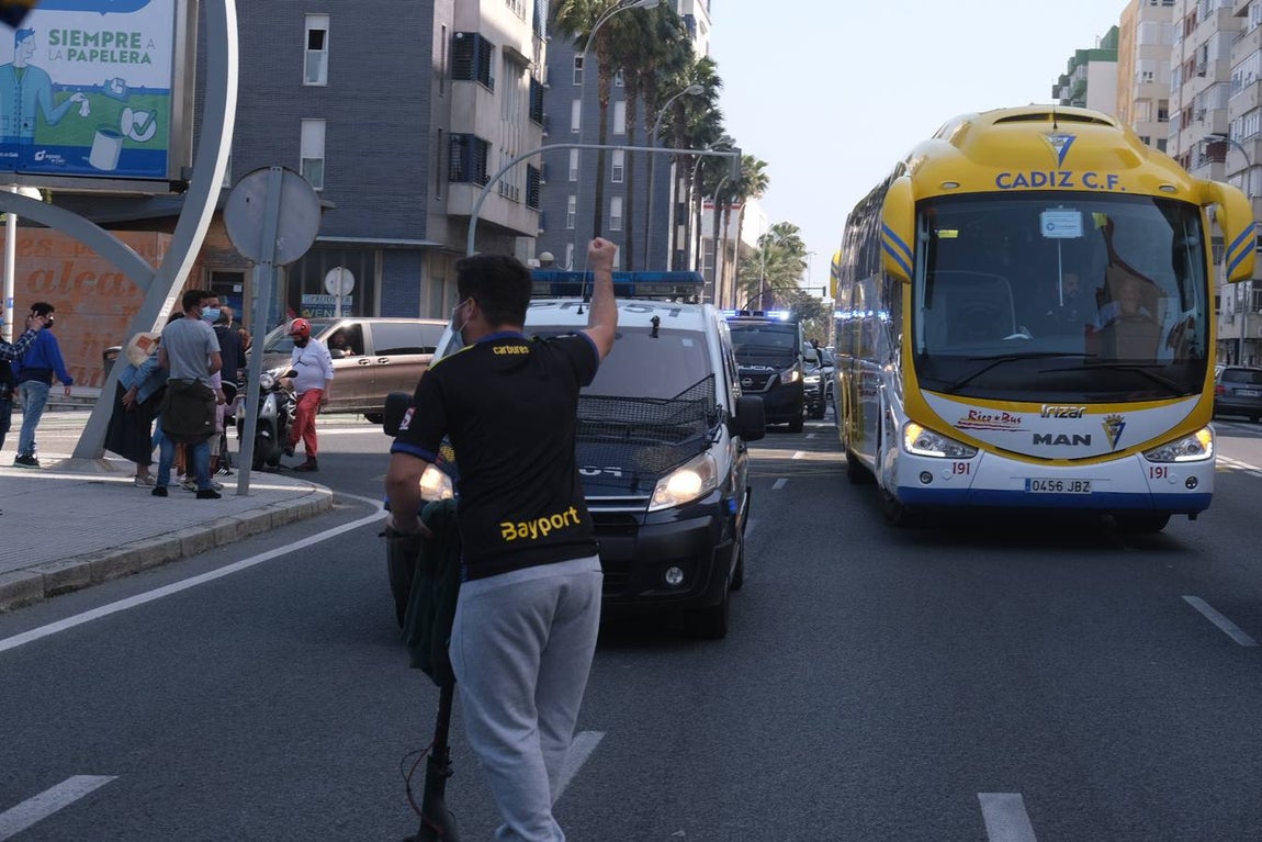 FOTOS: El Cádiz, arropado por su afición al llegar a Carranza